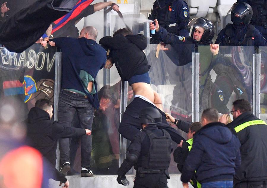 Ultrasul stelist încolțit de forțele de ordine înainte de a ajunge înapoi în galerie (foto: Raed Krishan/GSP) Imagini violente de la U Cluj - Steaua: un suporter, făcut KO de croșeul unui jandarm » Comunicatul forțelor de ordine
