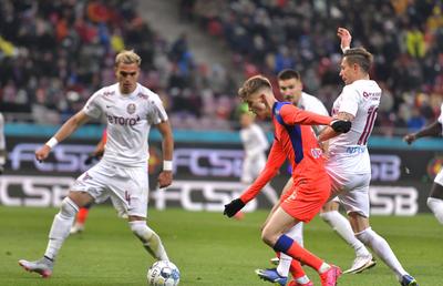 Trage tare ca să intre în derby-ul CFR Cluj - FCSB » Detalii din vestiar: „Are dureri, dar după cum îl știm, e foarte probabil să fie pe teren”