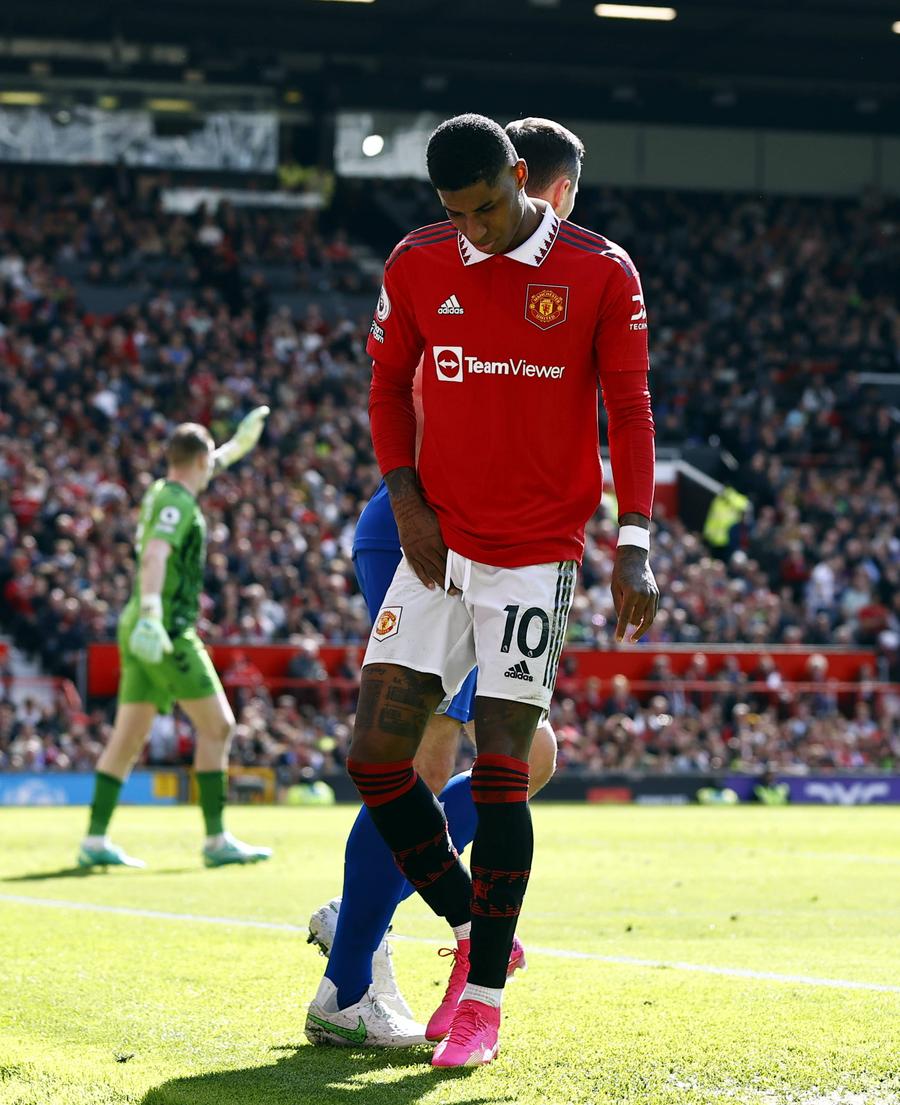 Marcus Rashford a părăsit terenul șchiopătând. Foto: Imago Images Încă o lovitură pentru Ten Hag » Marcus Rashford s-a „rupt” în United - Everton și ar putea rata următoarele meciuri