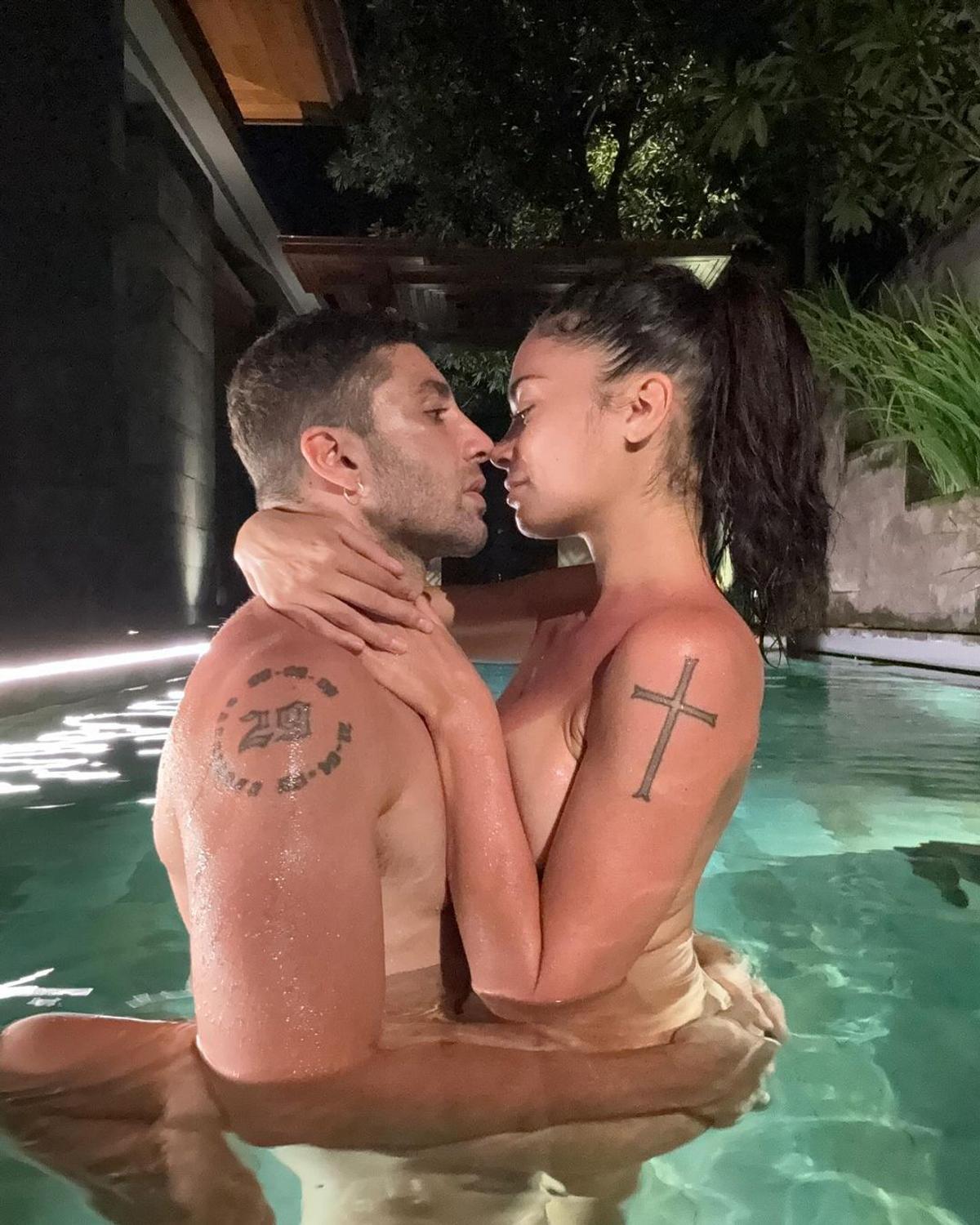 Pilotul Andrea Iannone, scene interzise minorilor cu iubita cântăreață în piscină » Elodie a postat imaginile din intimitate
