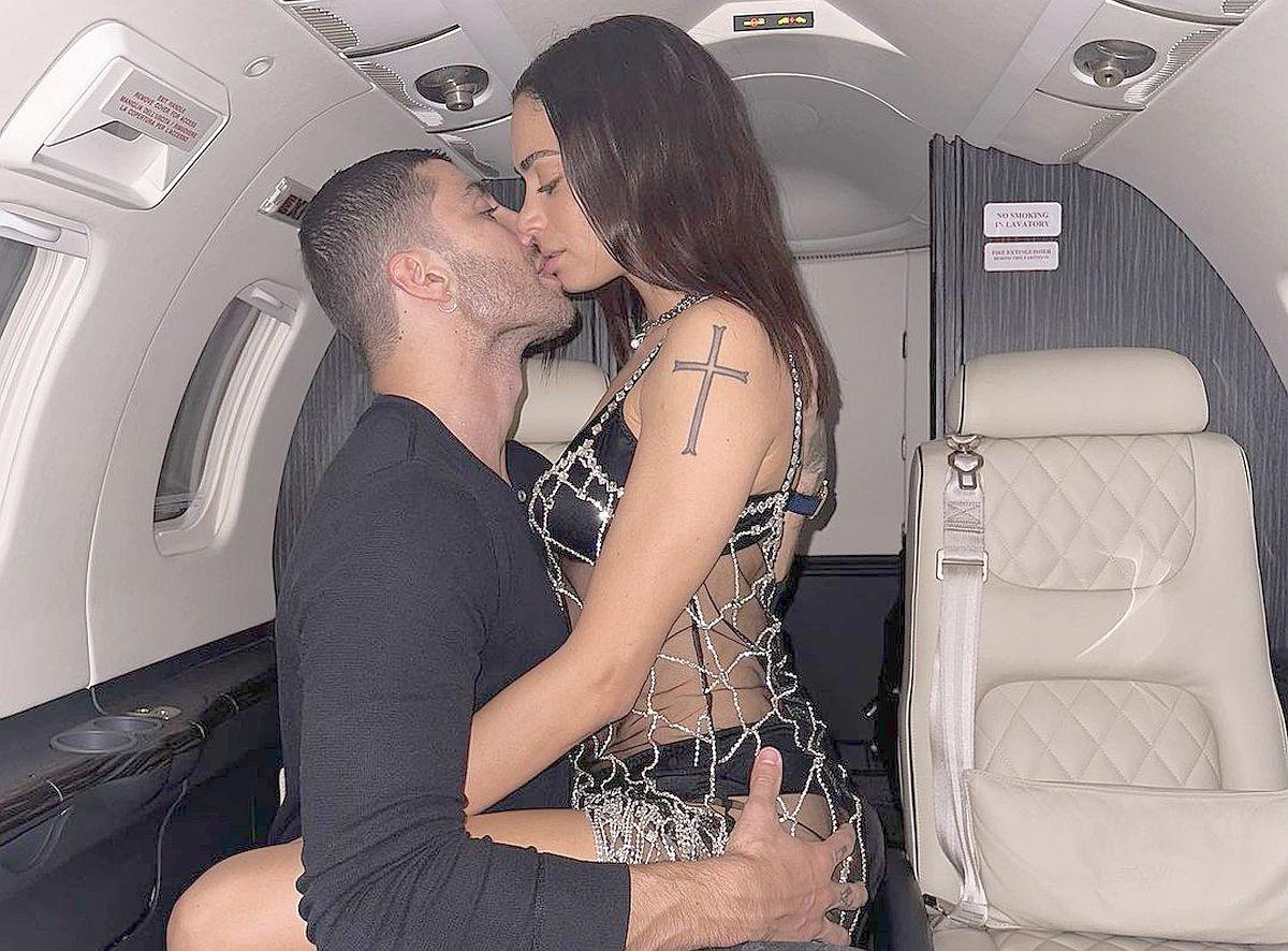 Pilotul Andrea Iannone, scene interzise minorilor cu iubita cântăreață în piscină » Elodie a postat imaginile din intimitate