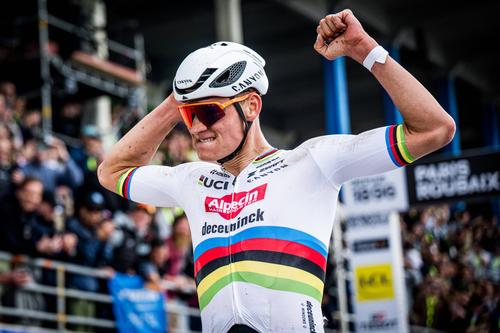 Mathieu van der Poel în Paris-Roubaix 2024, foto: Imago