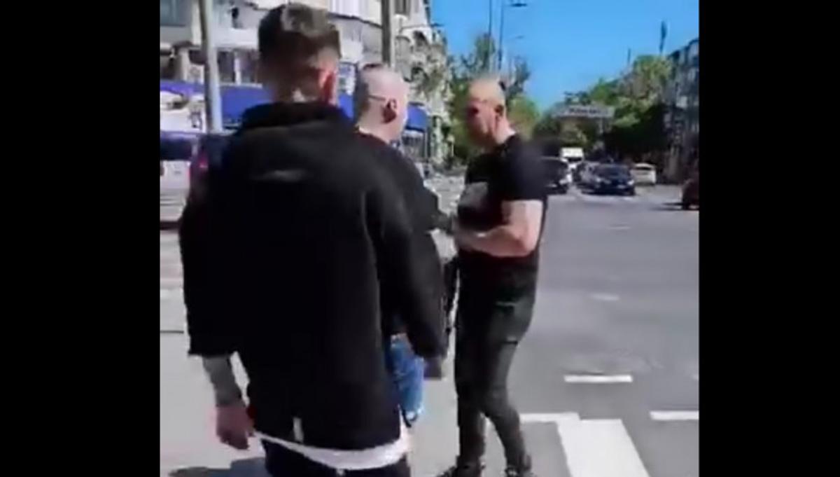 Imagini șocante! Un dinamovist a fost agresat de mai mulți susținători ai Oțelului
