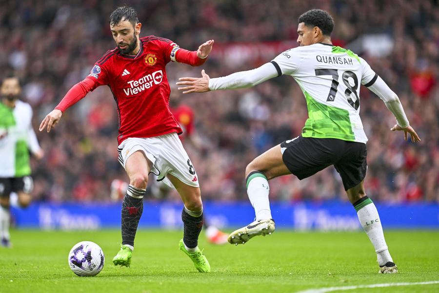 Bruno Fernandes, stânga, în duel cu Jarell Quansah, foto: Imago Quansah. E tinerețea irosită pe cei tineri?