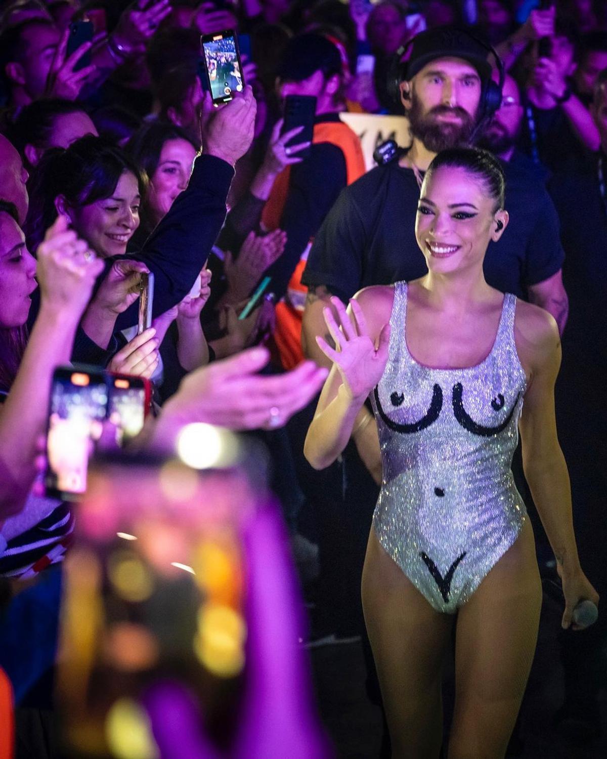 Pilotul Andrea Iannone, scene interzise minorilor cu iubita cântăreață în piscină » Elodie a postat imaginile din intimitate
