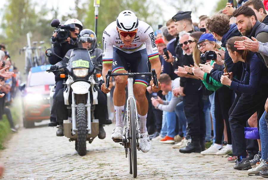 Mathieu van der Poel în Paris-Roubaix 2024, foto: Imago Mathieu van der Poel, „mașinăria” care sufocă clasicele: a câștigat Turul Flandrei și Paris-Roubaix, în tricoul de campion mondial