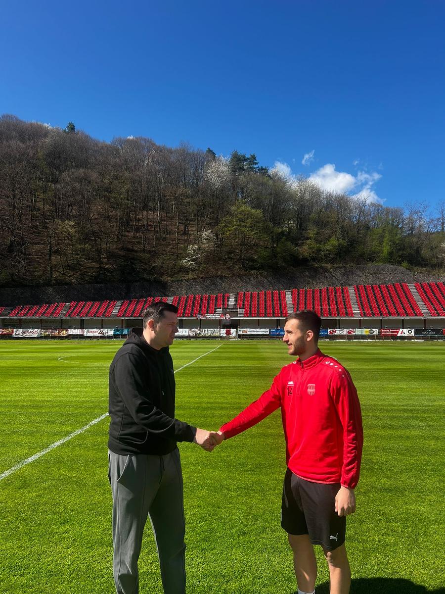 Sergiu Rimovecz alături de președintele Reșiței, Cristi Bobar Cine e puștiul pe care mizează „Milanul din Banat” » Povestea emoționantă a tânărului fundaș curtat deja de formații din Superligă