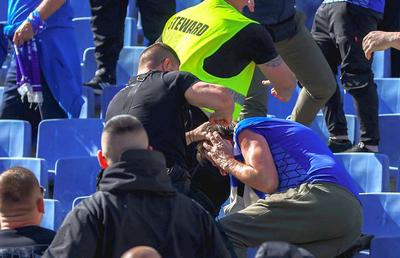 Scene barbare la derby-ul Sofiei, Levski - CSKA » Au fost bătuți cu curelele și loviți cu pumnii de forțele de ordine