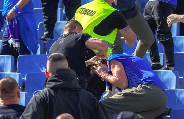 Scene barbare la derby-ul Sofiei, Levski - CSKA » Au fost bătuți cu curelele și loviți cu pumnii de forțele de ordine