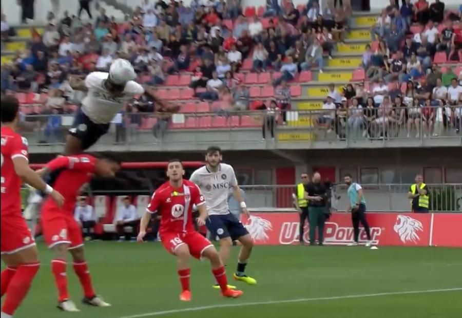 Victor Osimhen s-a înălțat incredibil de sus și a marcat cu capul / Foto: Captură video Reacția lui Drogba la bijuteria acrobatică a lui Osimhen: „Un gol absurd. Nu m-aș fi aruncat după mingea aia!”