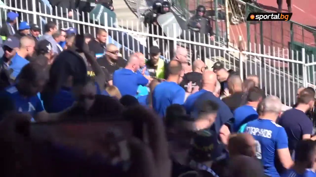 Scene barbare la derby-ul Sofiei, Levski - CSKA » Au fost bătuți cu curelele și loviți cu pumnii de forțele de ordine
