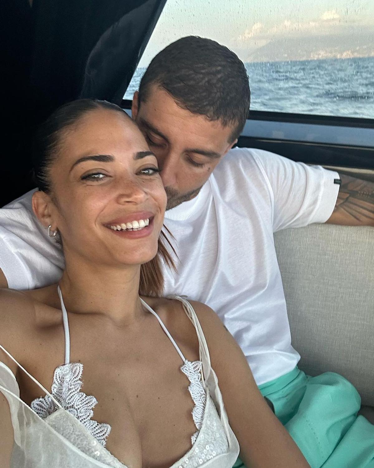Pilotul Andrea Iannone, scene interzise minorilor cu iubita cântăreață în piscină » Elodie a postat imaginile din intimitate