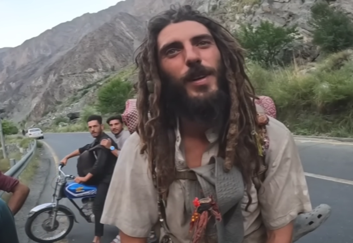 Uluitor! Fostul sportiv a mers desculț pe jos din Spania în Pakistan » Incredibil cum arată acum