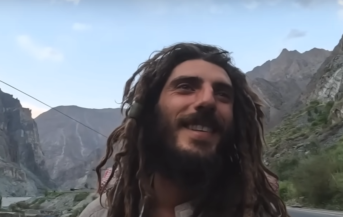 Uluitor! Fostul sportiv a mers desculț pe jos din Spania în Pakistan » Incredibil cum arată acum