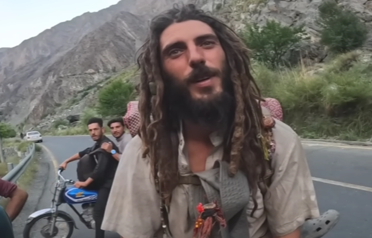 Uluitor! Fostul sportiv a mers desculț pe jos din Spania în Pakistan » Incredibil cum arată acum