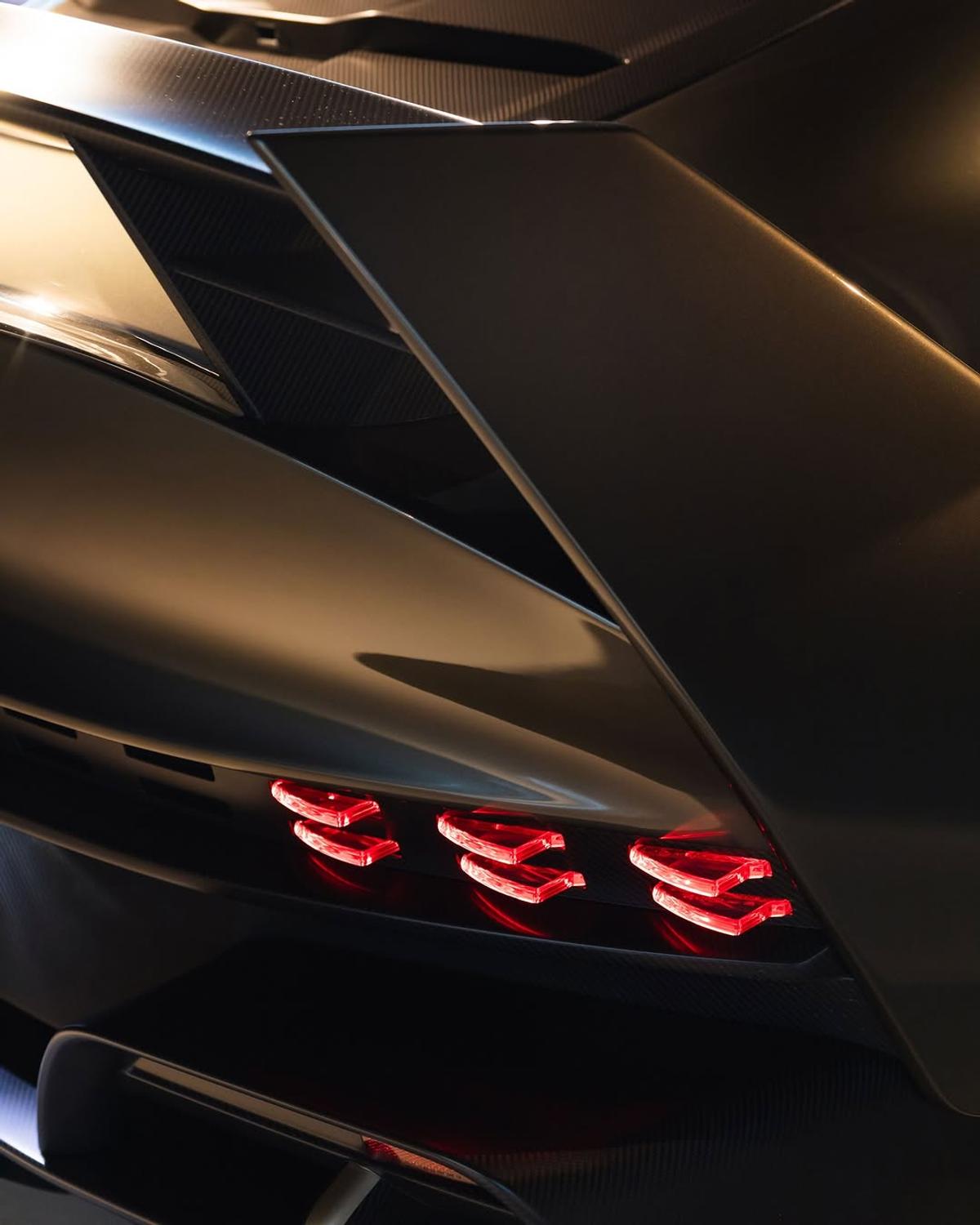 Alonso a primit un Aston Martin personalizat