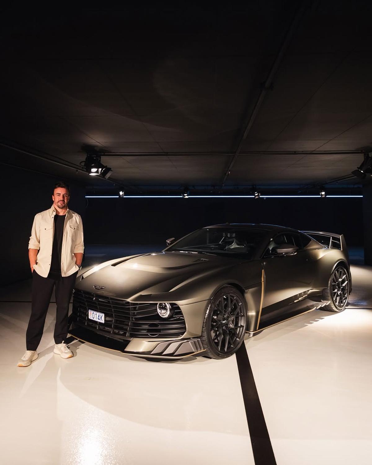 Alonso a primit un Aston Martin personalizat