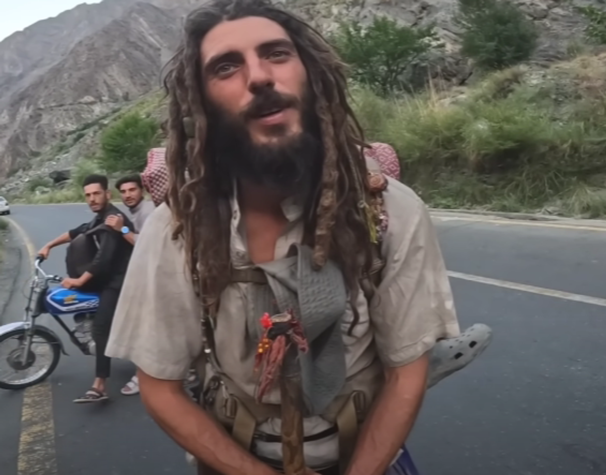 Uluitor! Fostul sportiv a mers desculț pe jos din Spania în Pakistan » Incredibil cum arată acum