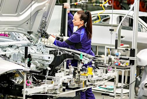 O muncitoare în fabrica auto BMW, foto: Guliver/gettyimages