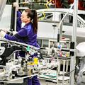 O muncitoare în fabrica auto BMW, foto: Guliver/gettyimages