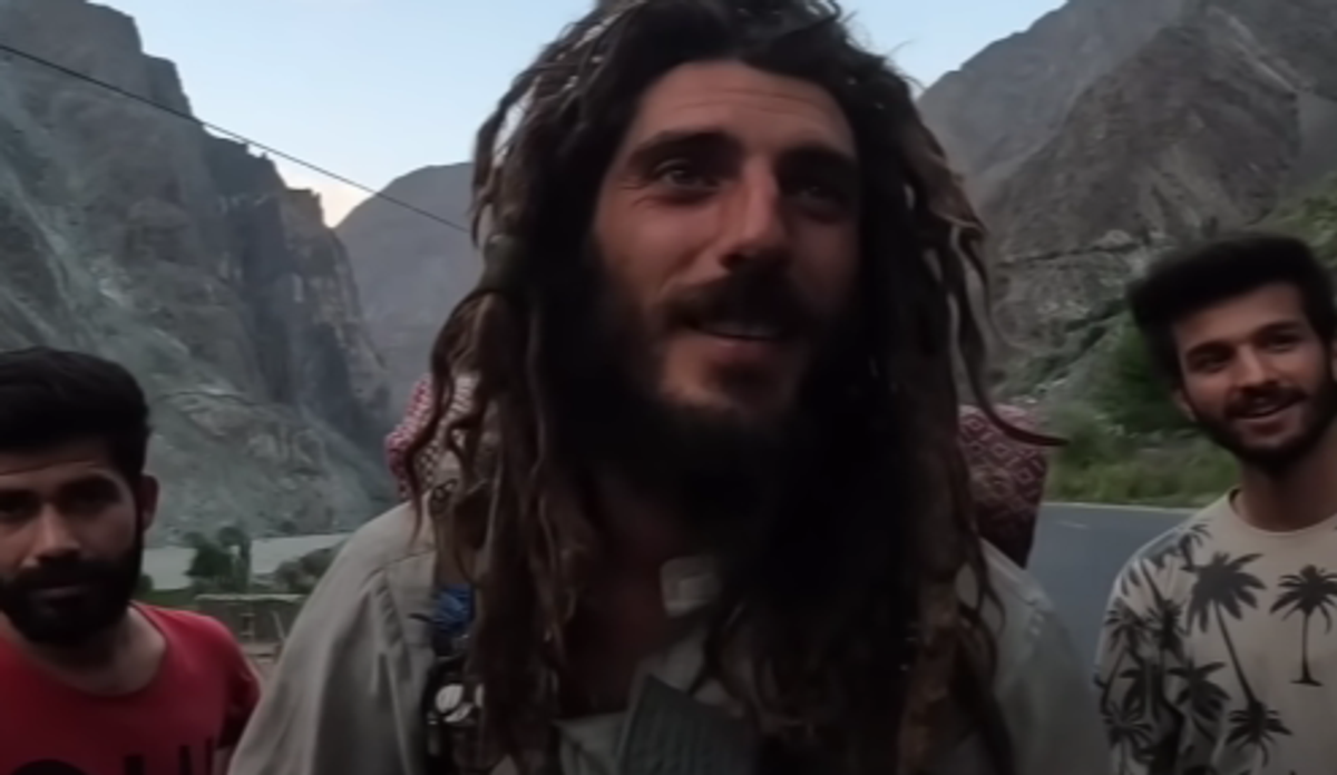 Uluitor! Fostul sportiv a mers desculț pe jos din Spania în Pakistan » Incredibil cum arată acum