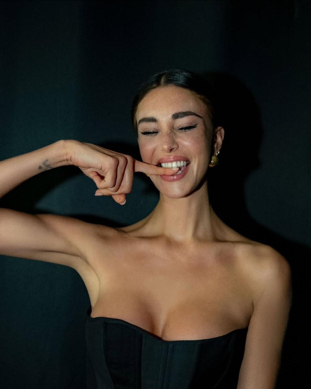 Prezentatoarea TV care a făcut striptease pentru Mutu în plină emisiune a revenit în atenţia publicului: „Sunt singură, m-am tuns și am împlinit 40 de ani”