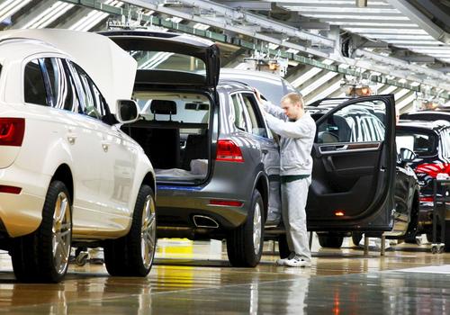 VW Touareg și Audi Q7 văzute pe linia de asamblare auto din fabrica VW din Bratislava, Slovacia, foto: Imago