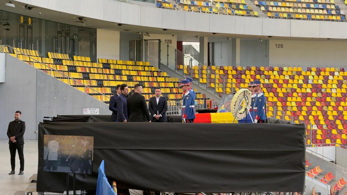 Mii de oameni la priveghiul lui Mircea Lucescu: imagini și filmul zilei » Sicriul va fi depus și mâine la Arena Națională