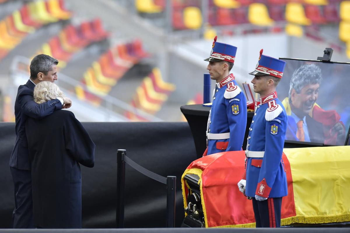 Cadre de Cristi Preda de la Arena Națională, unde a fost depus sicriul cu trupul lui Mircea Lucescu