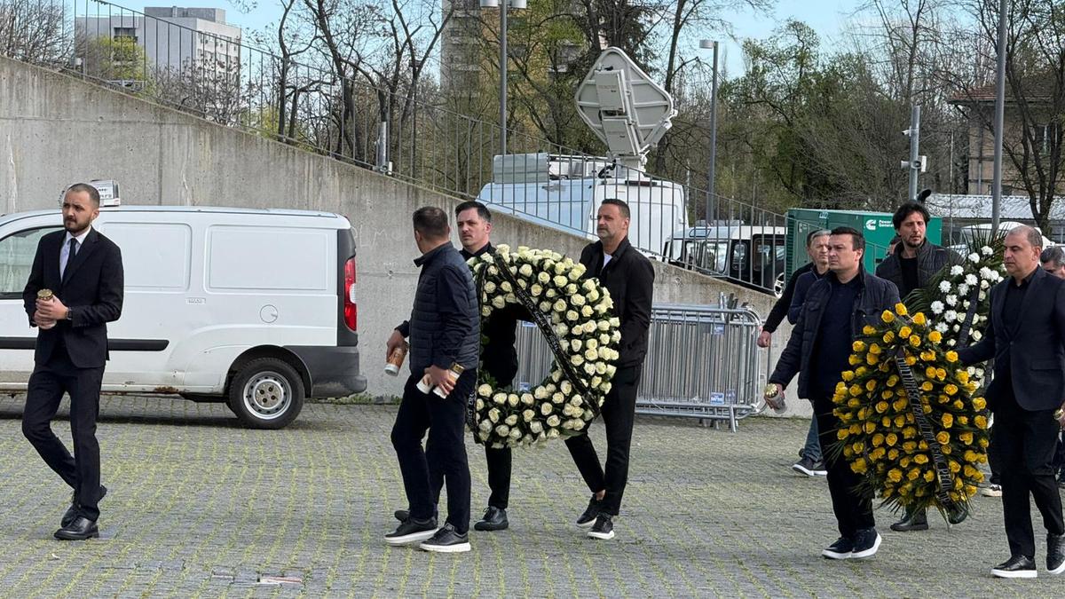 Sicriul cu trupul lui Mircea Lucescu, depus la Arena Națională