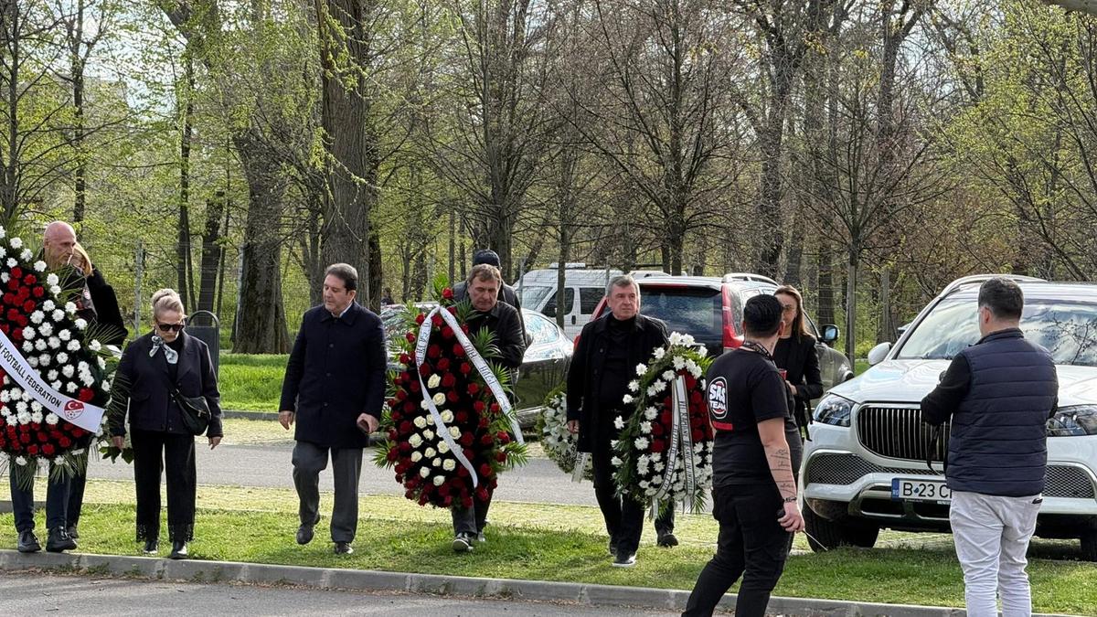 Momente sfâșietoare: Gică Hagi nu și-a putut stăpâni lacrimile la catafalcul lui Mircea Lucescu