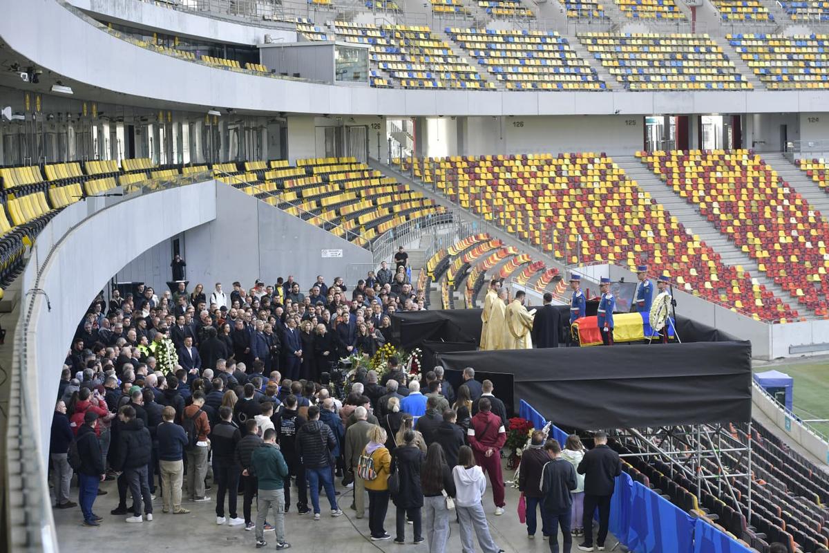Cadre de Cristi Preda de la Arena Națională, unde a fost depus sicriul cu trupul lui Mircea Lucescu