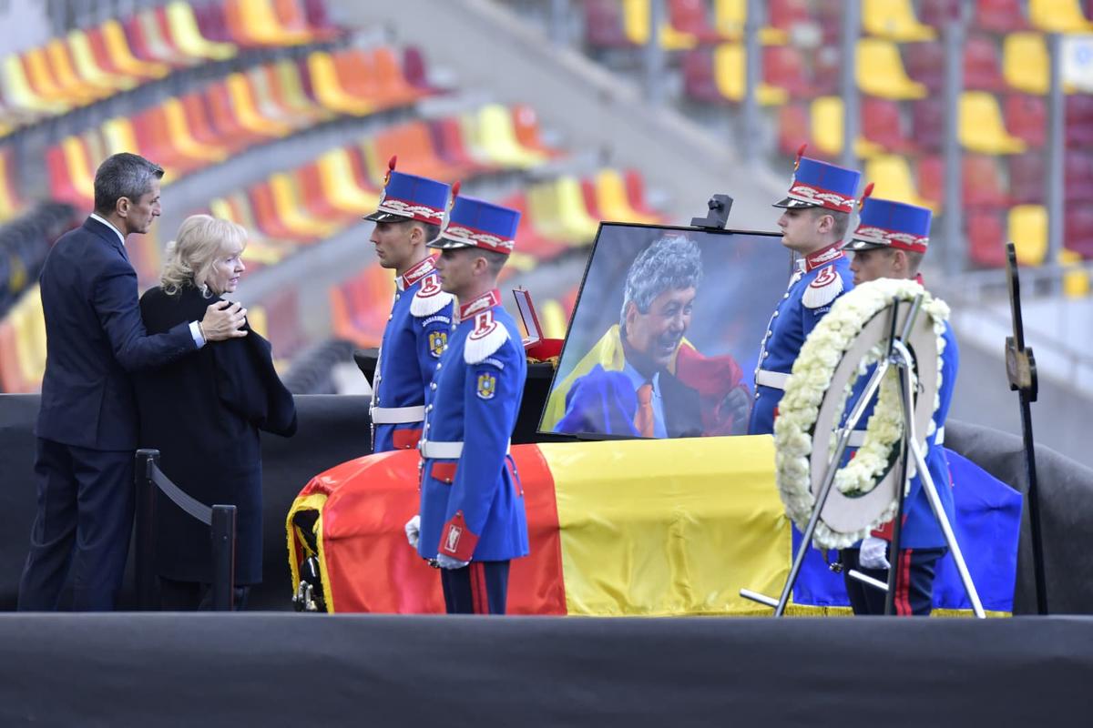 Cadre de Cristi Preda de la Arena Națională, unde a fost depus sicriul cu trupul lui Mircea Lucescu