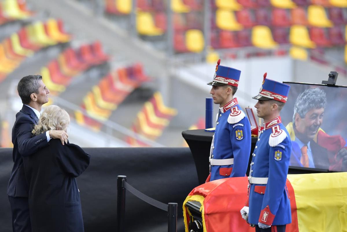 Cadre de Cristi Preda de la Arena Națională, unde a fost depus sicriul cu trupul lui Mircea Lucescu