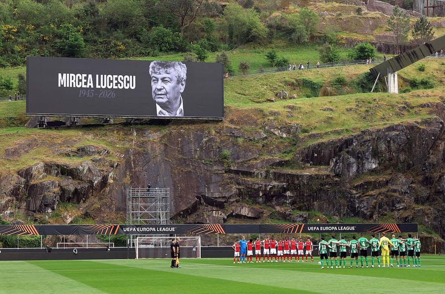 Înainte de Braga - Real Betis, moment de reculegere în onorea lui Mircea Lucescu // foto: Guliver/gettyimages Sferturile Europa League: Ionuț Radu, umilit în Germania! Toate rezultatele serii