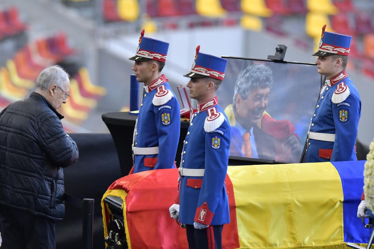 Cadre de Cristi Preda de la Arena Națională, unde a fost depus sicriul cu trupul lui Mircea Lucescu