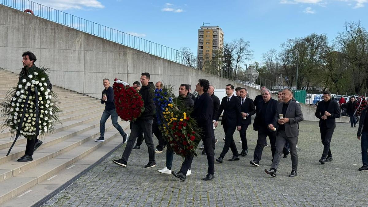 Sicriul cu trupul lui Mircea Lucescu, depus la Arena Națională