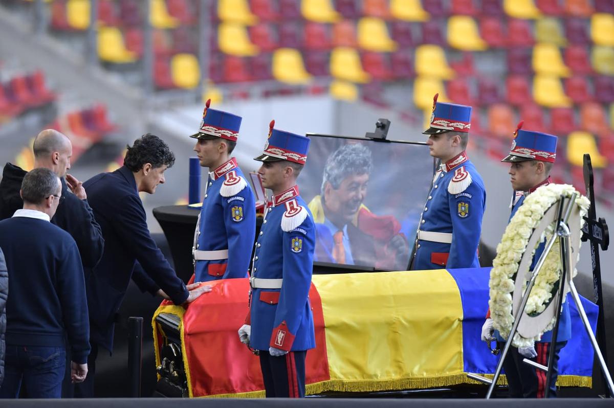 Cadre de Cristi Preda de la Arena Națională, unde a fost depus sicriul cu trupul lui Mircea Lucescu