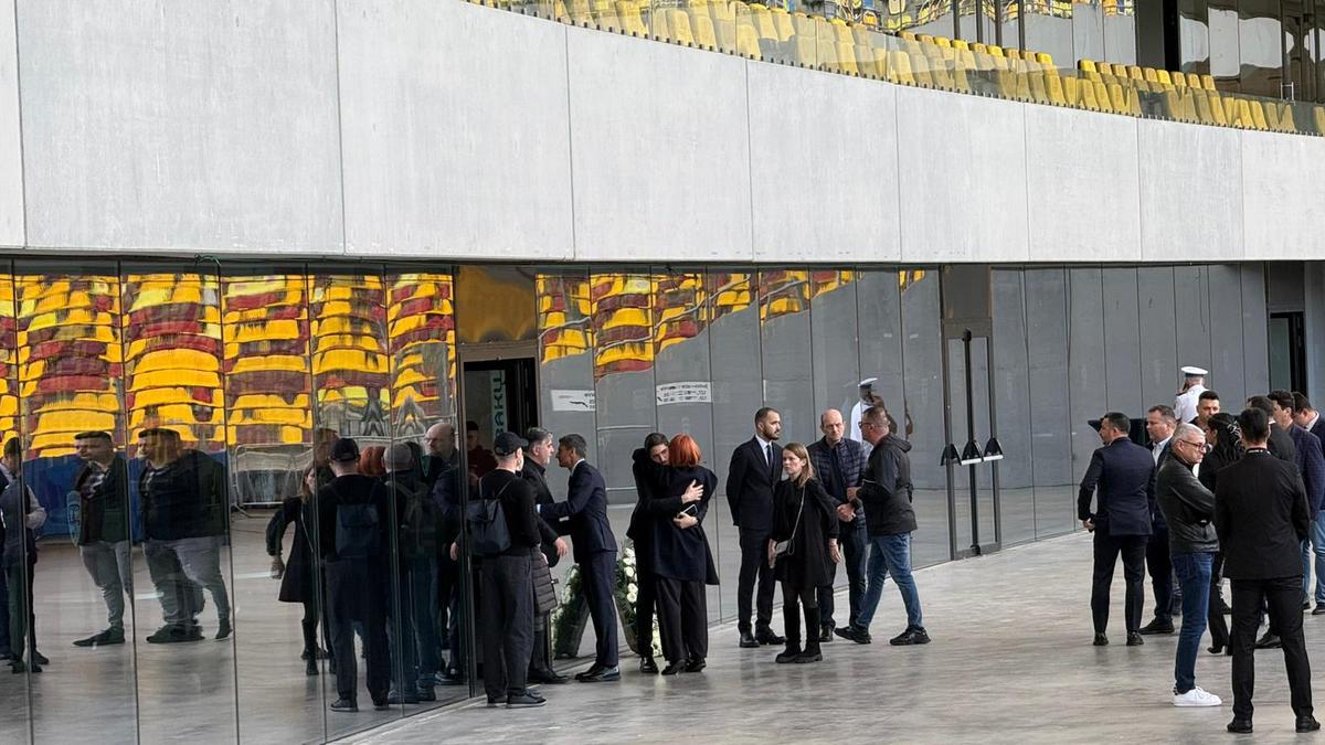 Mii de oameni la priveghiul lui Mircea Lucescu: imagini și filmul zilei » Sicriul va fi depus și mâine la Arena Națională