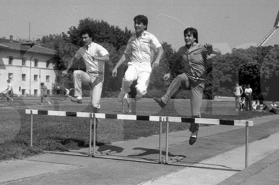 Gică Hagi, Dorin Mateuț, Mircea Rednic, 1985 // foto: Arhiva GSP Momente sfâșietoare: Gică Hagi nu și-a putut stăpâni lacrimile la catafalcul lui Mircea Lucescu