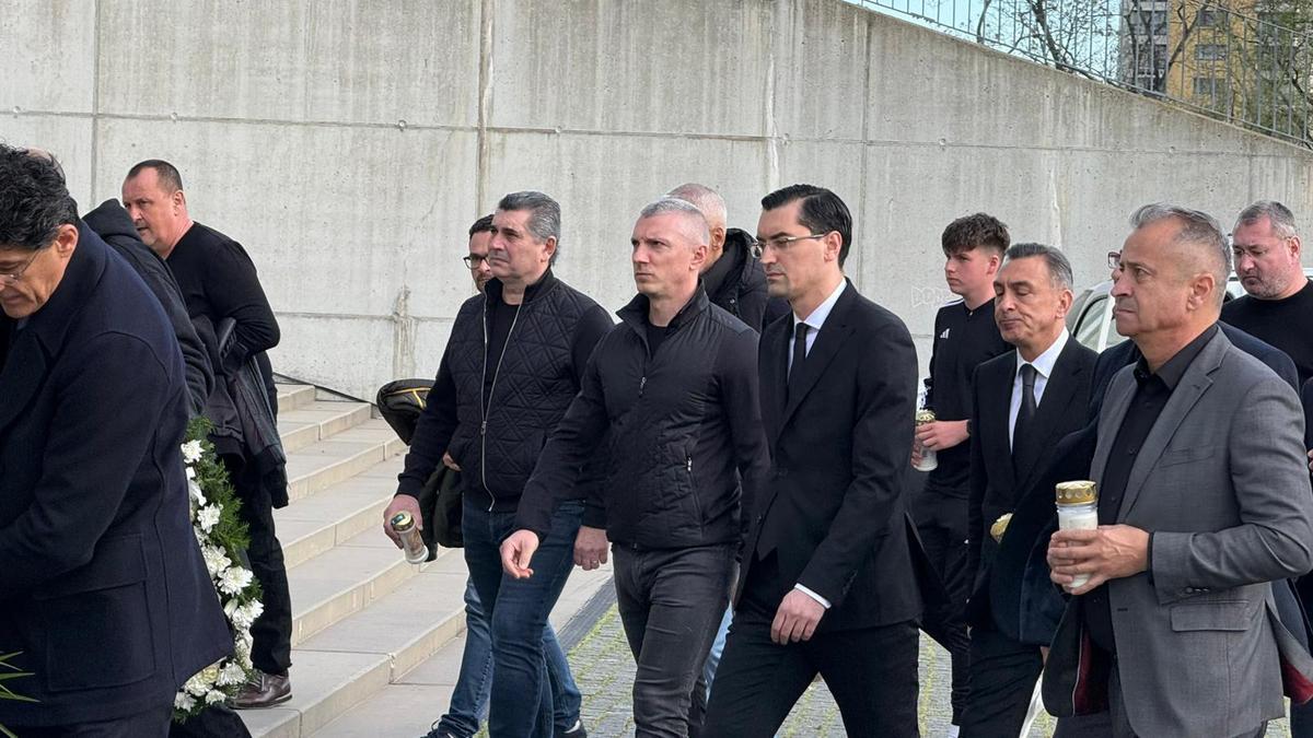 Sicriul cu trupul lui Mircea Lucescu, depus la Arena Națională