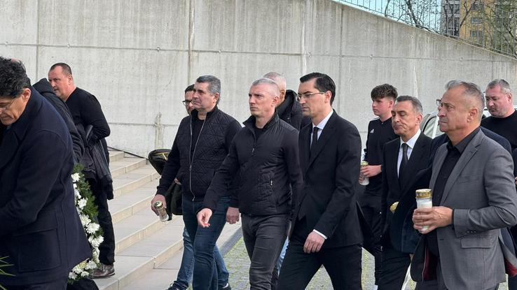 Răzvan Burleanu, Ilie Dumitrescu vizitează sicriul lui Mircea Lucescu, depus pe Arena Națională