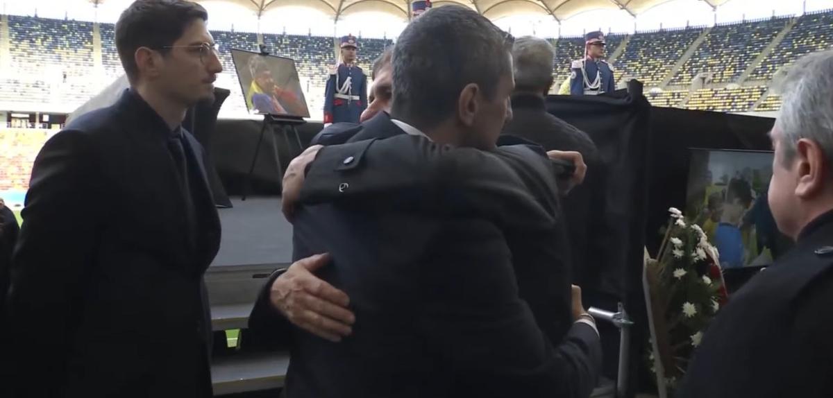 Momente sfâșietoare: Gică Hagi nu și-a putut stăpâni lacrimile la catafalcul lui Mircea Lucescu