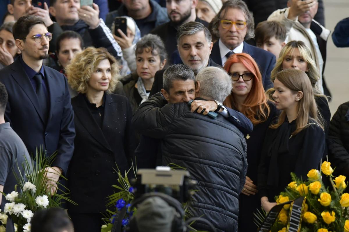 Cadre de Cristi Preda de la Arena Națională, unde a fost depus sicriul cu trupul lui Mircea Lucescu