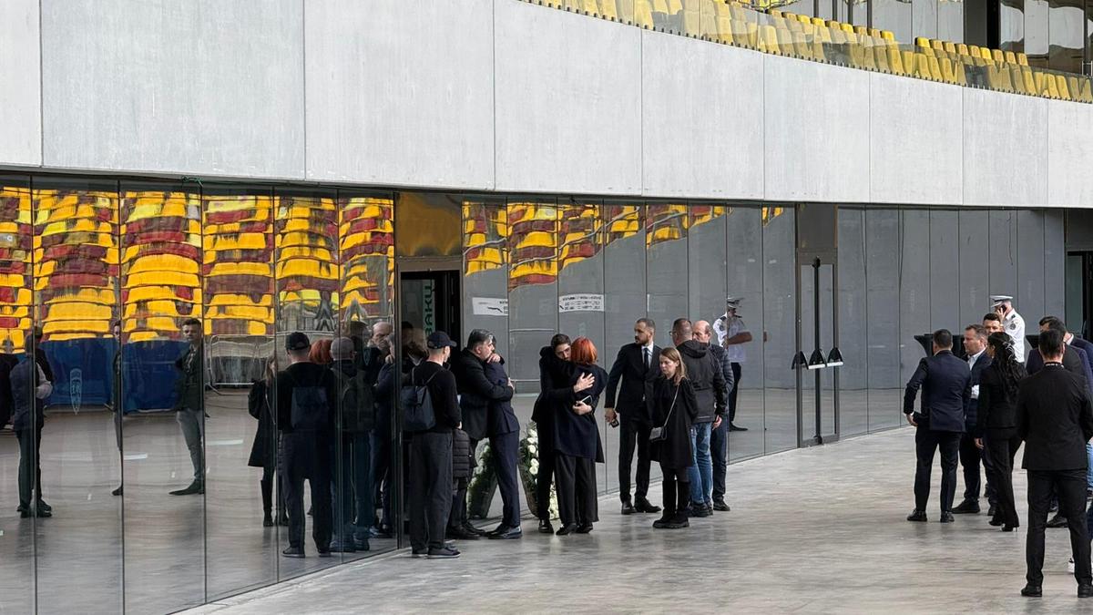 Mii de oameni la priveghiul lui Mircea Lucescu: imagini și filmul zilei » Sicriul va fi depus și mâine la Arena Națională