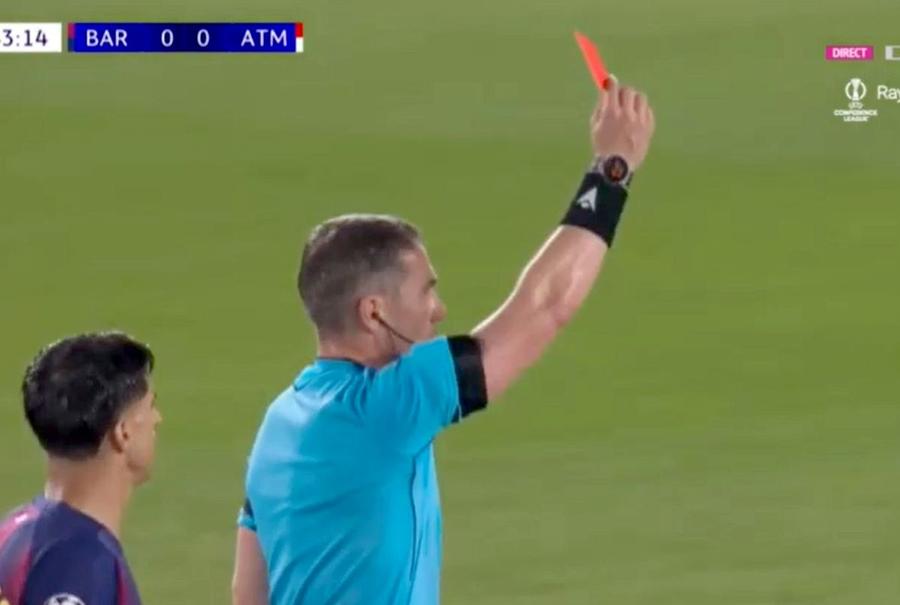 Istvan Kovacs, aici arătându-i „roșu” lui Pau Cubarsi // FOTO: captură DigI Sport Catalanii, fără milă cu Istvan Kovacs după Barcelona - Atletico: „10 contra 12! De parcă n-ar fi fost plătită polița față de UEFA”