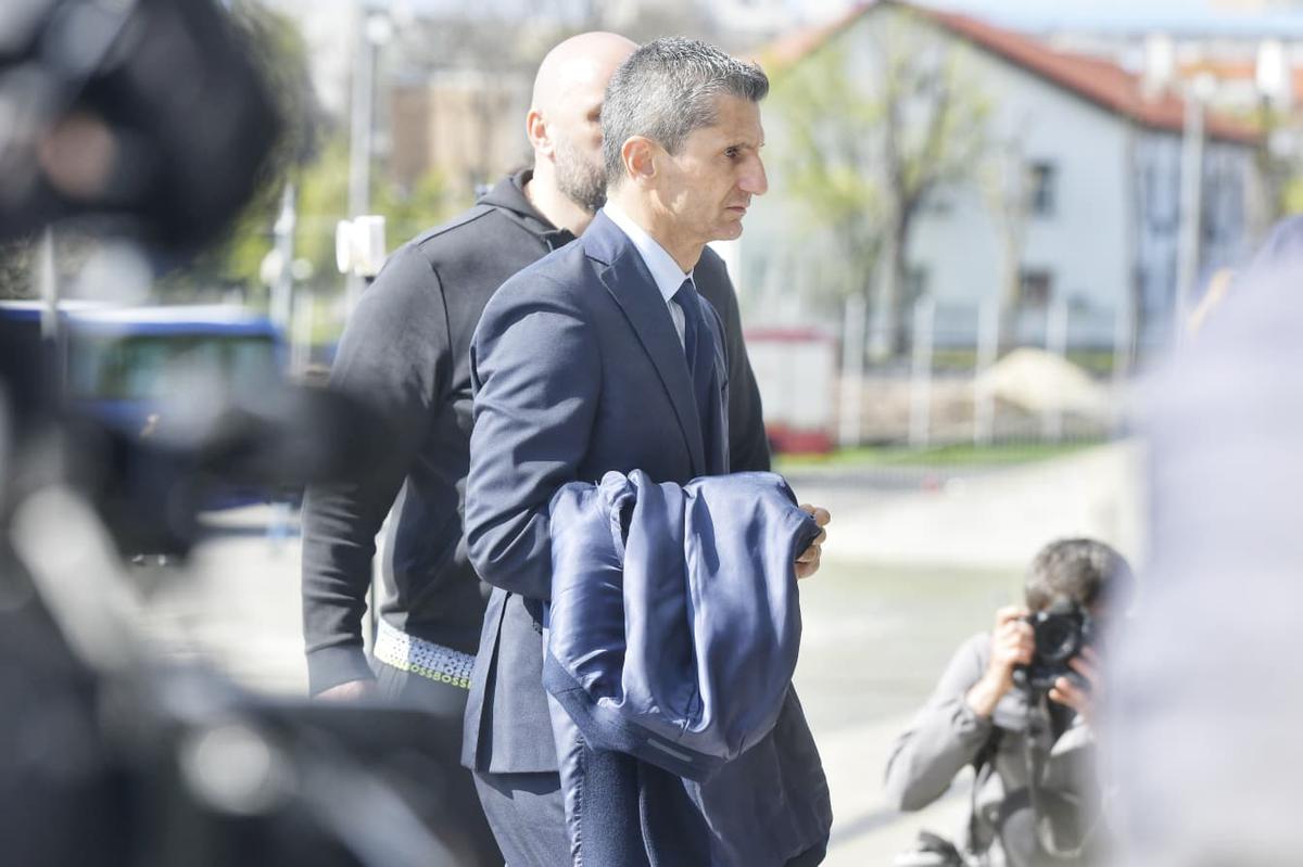 Mii de oameni la priveghiul lui Mircea Lucescu: imagini și filmul zilei » Sicriul va fi depus și mâine la Arena Națională