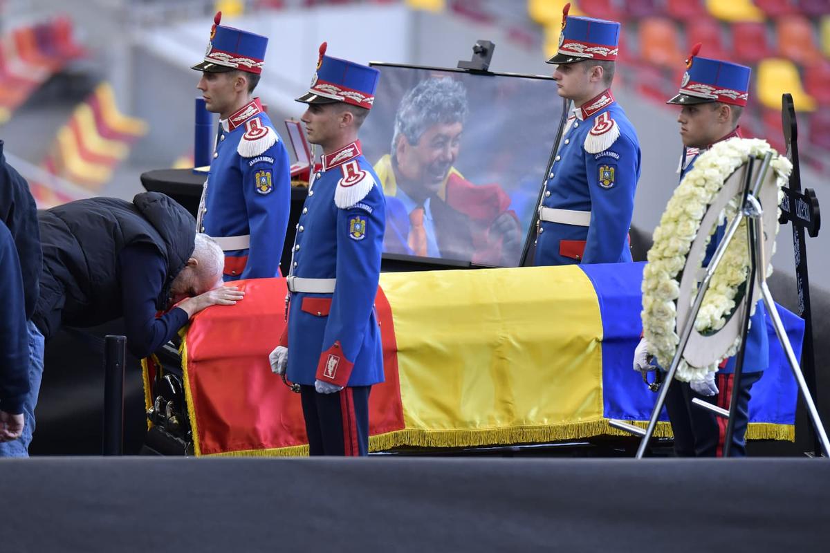 Cadre de Cristi Preda de la Arena Națională, unde a fost depus sicriul cu trupul lui Mircea Lucescu