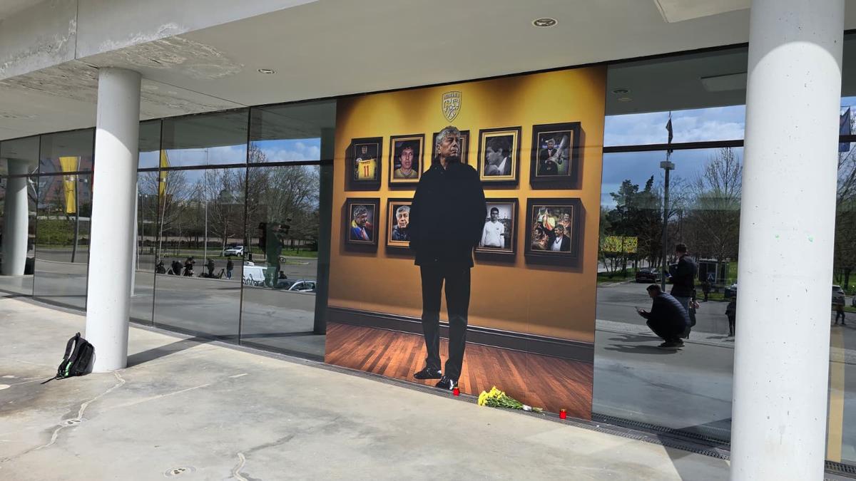 Mii de oameni la priveghiul lui Mircea Lucescu: imagini și filmul zilei » Sicriul va fi depus și mâine la Arena Națională