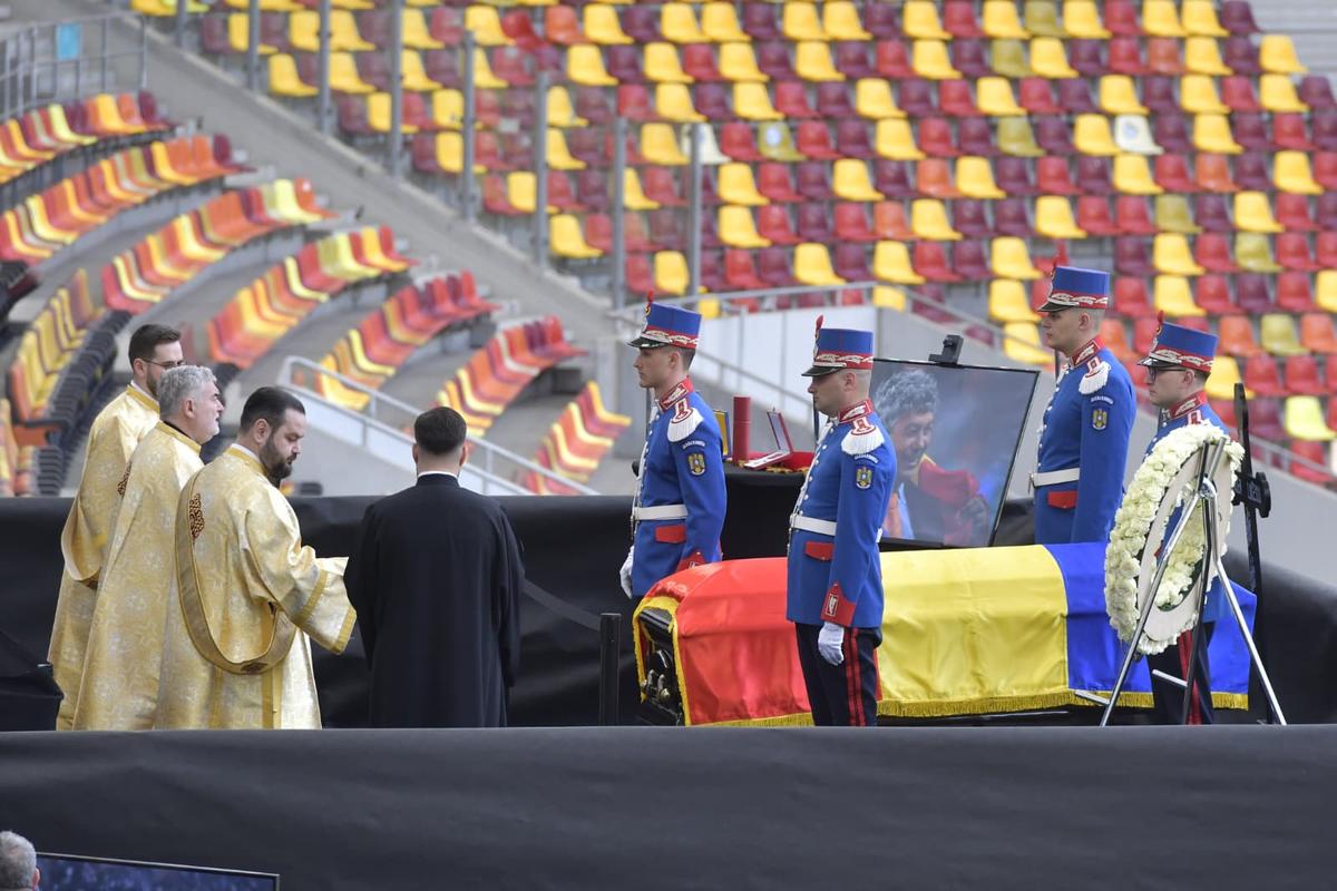 Cadre de Cristi Preda de la Arena Națională, unde a fost depus sicriul cu trupul lui Mircea Lucescu